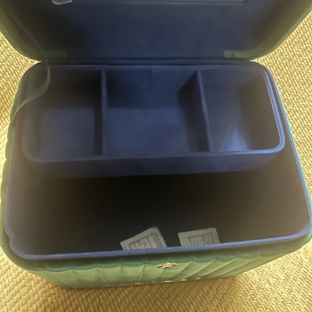 La Mer Green Jewelry‎ Organizer with Metal Clasp